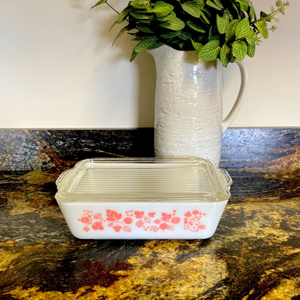 Gooseberry Pyrex casserole dish with lid